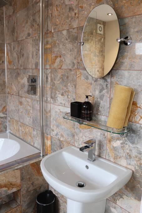 Cosy 3 Bedroom 2 Bathroom House With Parking Sheldon  Zewnętrze zdjęcie