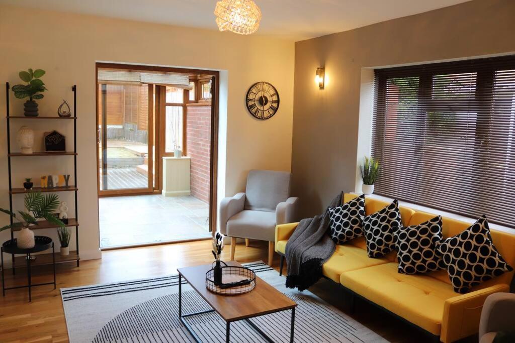 Cosy 3 Bedroom 2 Bathroom House With Parking Sheldon  Zewnętrze zdjęcie