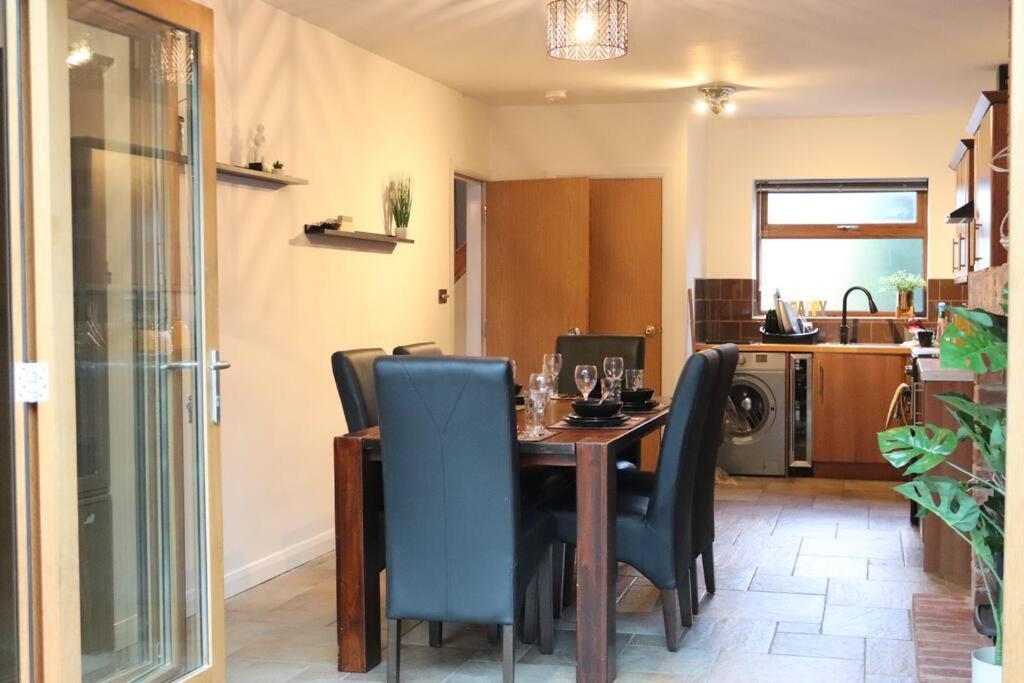 Cosy 3 Bedroom 2 Bathroom House With Parking Sheldon  Zewnętrze zdjęcie