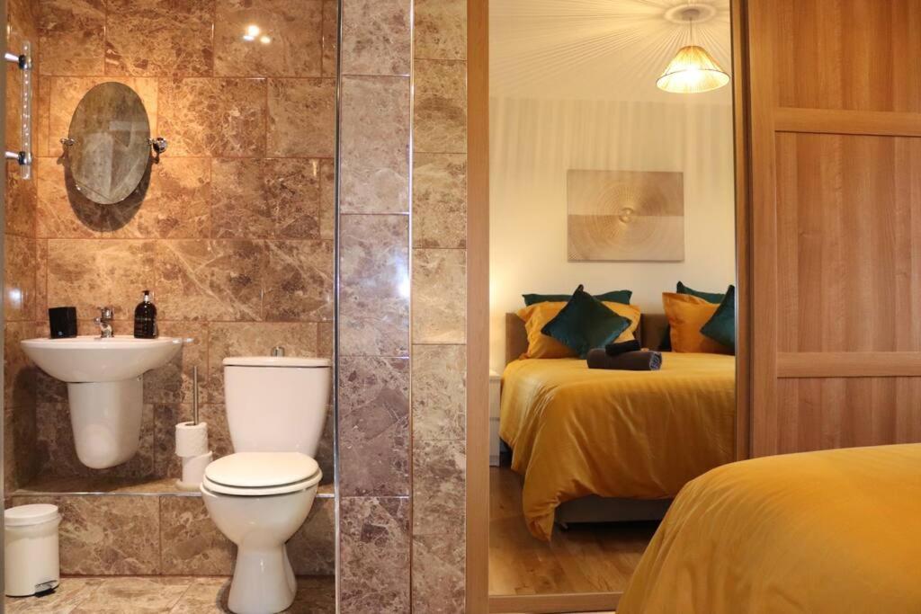 Cosy 3 Bedroom 2 Bathroom House With Parking Sheldon  Zewnętrze zdjęcie